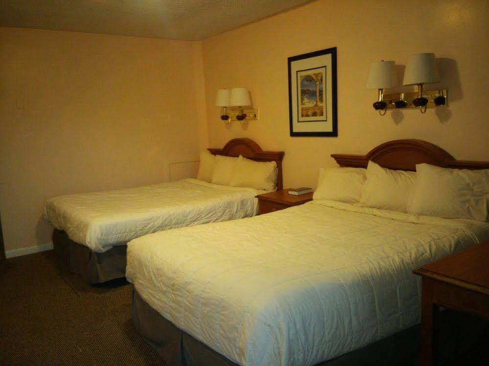 Colony House Motel เวย์นสโบโร ภายนอก รูปภาพ